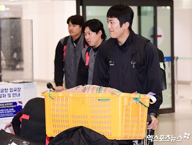 KIA 타이거즈 선수단이 미국 캘리포니아주 어바인 그레이트 파크 베이스볼 컴플렉스에서 진행한 1차 스프링캠프를 마치고 19일 오후 인천국제공항을 통해 귀국했다. 입국장을 빠져나오는 KIA 이의리. 인천공항, 김한준 기자