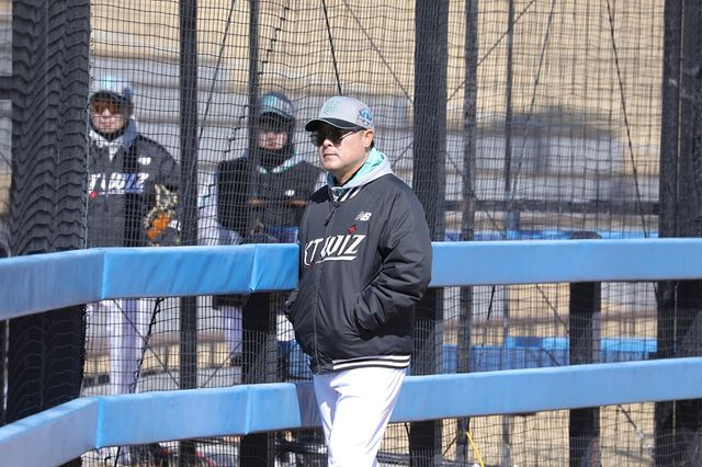 KT 위즈 김태균 퓨처스팀 감독이 부산 기장현대차드림볼파크에서 스프링캠프를 소화 중인 퓨처스 선수들을 바라보고 있다. KT 위즈