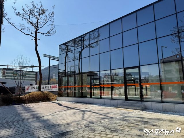 한밭종합운동장 버스정류장 뒤로는 편의점 입점이 예정되어 있다. 엑스포츠뉴스DB