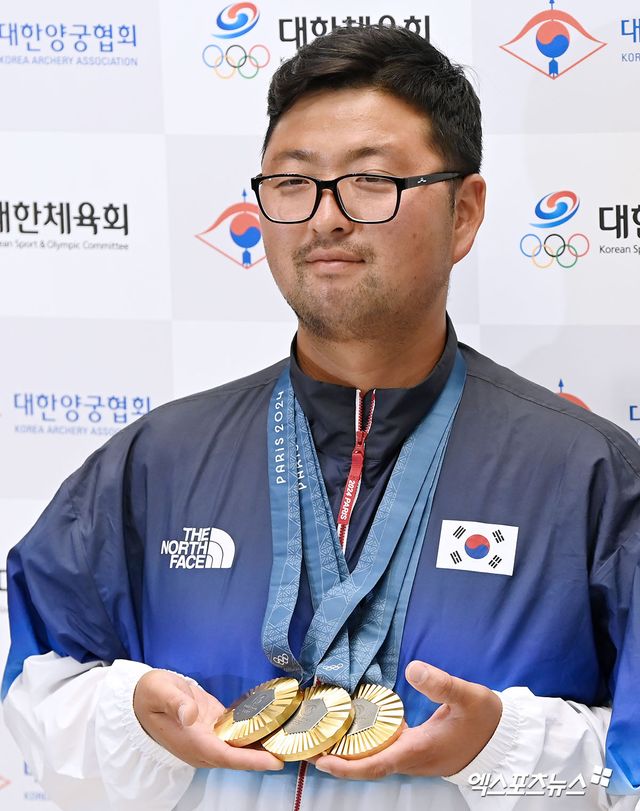 2024 파리 올림픽에서 양궁 전종목 금메달을 모두 차지하는 대기록을 작성한 대한민국 양궁대표팀(김우진, 이우석, 김제덕, 전훈영, 임시현, 남수현)이 6일 오전 인천국제공항을 통해 귀국했다. 포즈취하는 양궁대표팀 김우진. 엑스포츠뉴스 DB