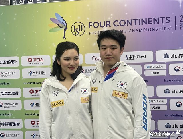 왼쪽부터 피겨스케이팅 한국 국가대표 임해나, 권예. 20일 ISU 사대륙선수권대회 아이스댄스 리듬댄스 연기를 마친 뒤 기념촬영하고 있다. 목동, 최원영 기자