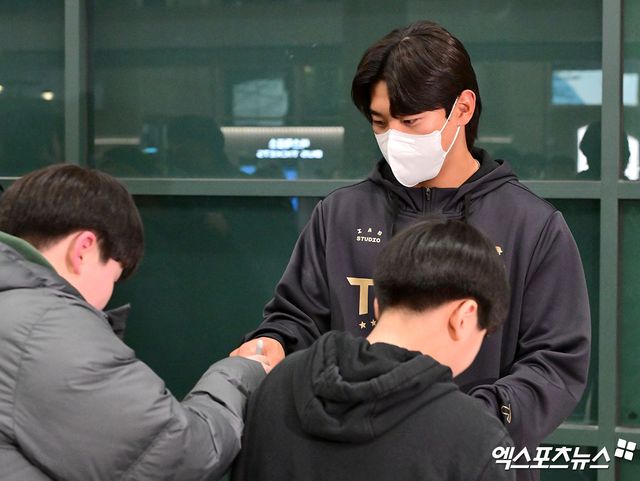 KIA 타이거즈 선수단이 미국 캘리포니아주 어바인 그레이트 파크 베이스볼 컴플렉스에서 진행한 1차 스프링캠프를 마치고 19일 오후 인천국제공항을 통해 귀국했다. KIA 김도영이 팬들에게 사인을 해주고 있다. 인천공항, 김한준 기자