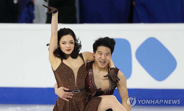 피겨스케이팅 임해나(왼쪽)와 권예가 20일 서울 목동아이스링크에서 열린 2025 ISU 피겨스케이팅 사대륙선수권대회 아이스댄스에서 연기를 펼치고 있다. 연합뉴스