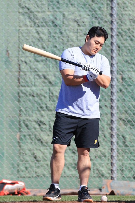 지난해 미국프로야구 메이저리그(MLB) 뉴욕 메츠에서 방출된 최지만이 18일(현지시간) LG 트윈스 스프링캠프가 열리고 있는 미국 애리조나주 스코츠데일 인디언 스쿨 공원 야구장에서 LG 선수단과 타격 훈련하며 배팅 케이지에 들어가기에 앞서 배트를 휘둘러보고 있다. 연합뉴스