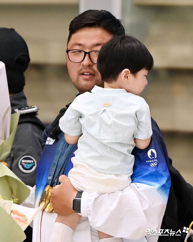 2024 파리 올림픽에서 양궁 전종목 금메달을 모두 차지하는 대기록을 작성한 대한민국 양궁대표팀(김우진, 이우석, 김제덕, 전훈영, 임시현, 남수현)이 6일 오전 인천국제공항을 통해 귀국했다. 출국장을 빠져나온 양궁대표팀 김우진. 엑스포츠뉴스 DB