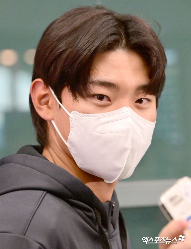 KIA 타이거즈 선수단이 미국 캘리포니아주 어바인 그레이트 파크 베이스볼 컴플렉스에서 진행한 1차 스프링캠프를 마치고 19일 오후 인천국제공항을 통해 귀국했다. 입국장을 빠져나오는 KIA 김도영. 인천공항, 김한준 기자