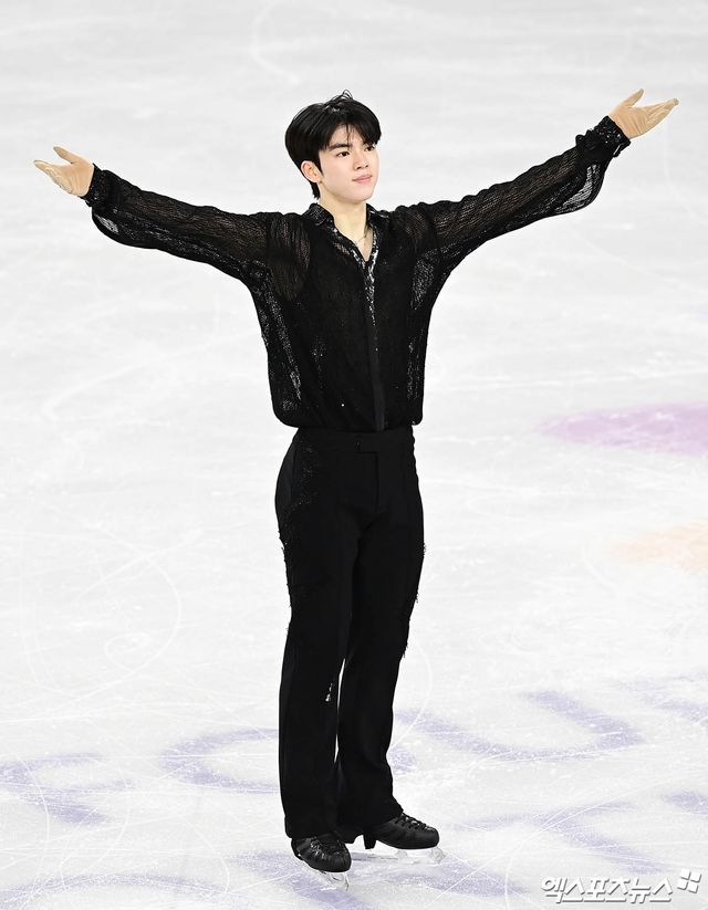 피겨스케이팅 차준환이 20일 서울 목동아이스링크에서 열린 ISU 사대륙선수권대회 남자 싱글 쇼트프로그램을 마친 뒤 팬들에게 인사하고 있다. 목동, 박지영 기자