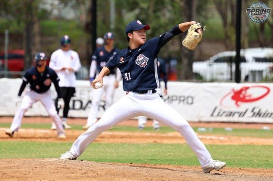 두산 베어스 투수 최준호가 호주 블랙타운 스프링캠프에서 훈련에 임하고 있다. 두산 베어스