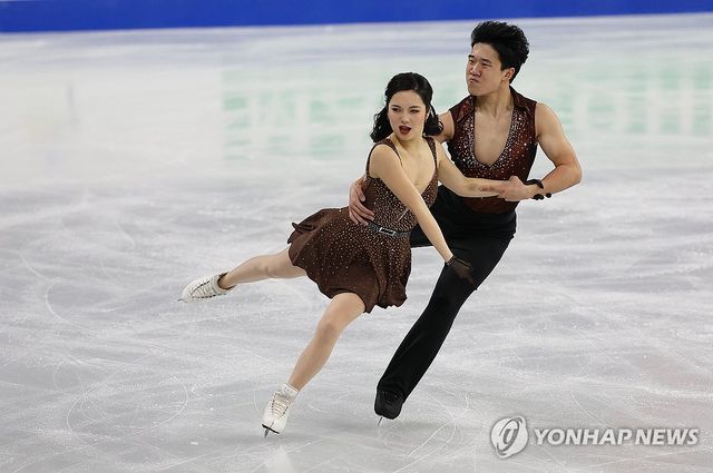 피겨스케이팅 임해나(왼쪽)와 권예가 20일 서울 목동아이스링크에서 열린 2025 ISU 피겨스케이팅 사대륙선수권대회 아이스댄스에서 연기를 펼치고 있다. 연합뉴스