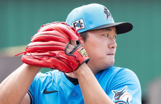 미국프로야구 메이저리그 마이애미 말린스에서 2025시즌을 준비 중이었던 우완투수 고우석이 오른손 검지 골절 부상을 당했다. 마이애미 구단은 고우석이 웨이트 트레이닝을 하다가 손가락에 불편함을 느꼈고, 라이브 피칭을 할 때 그립을 바꾸면서 상태가 나빠졌다고 설명했다. 고우석은 2주 후 재검진을 받을 예정으로, 구단은 고우석의 복귀에 한 달 또는 그 이상의 시간이 걸릴 것으로 예상하고 있다. AP 연합뉴스