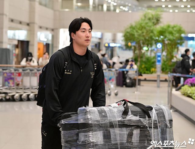 KIA 타이거즈 선수단이 미국 캘리포니아주 어바인 그레이트 파크 베이스볼 컴플렉스에서 진행한 1차 스프링캠프를 마치고 19일 오후 인천국제공항을 통해 귀국했다. 입국장을 빠져나오는 KIA 정해영. 엑스포츠뉴스 DB