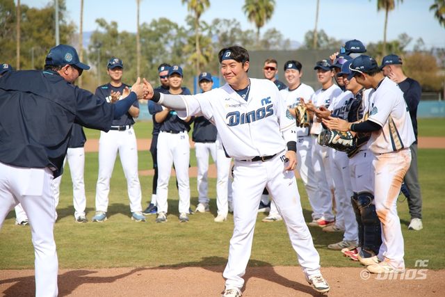 NC 선수단은 21일 미국 애리조나에서 열린 1차 스프링캠프를 끝내고 귀국했다. 젊은 선수들의 성장이 도드라졌다. NC 다이노스