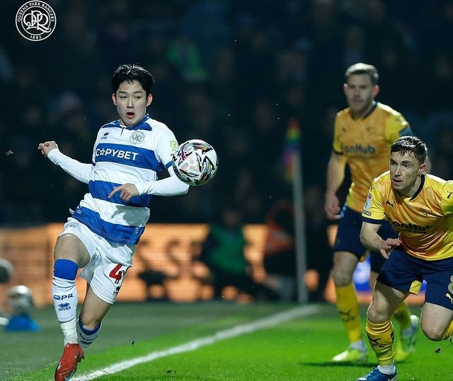 토트넘 홋스퍼에서 퀸즈 파크 레인저스(QPR)로 임대된 양민혁이 영국 무대에 빠르게 적응하고 있다. 토트넘에 복귀하면 구단 미래를 책임질 선수가 될 수 있다는 전망이 나오는가 하면, QPR에서는 선수단 대표로 사인회에 참석하며 바쁜 일정을 이어가고 있다. 21일 QPR은 구단 공식 홈페이지를 통해 '팬들이 사인회에서 QPR 선수들을 만났다. 500여명의 팬들이 사인회에 참석했고, 1군 선수 해리슨 애시비, 마이클 프레이, 사이토 고키, 양민혁, 라얀 콜리, 조나단 바란도 모습을 드러냈다'고 양민혁이 사인회에 참석했다고 알렸다. QPR