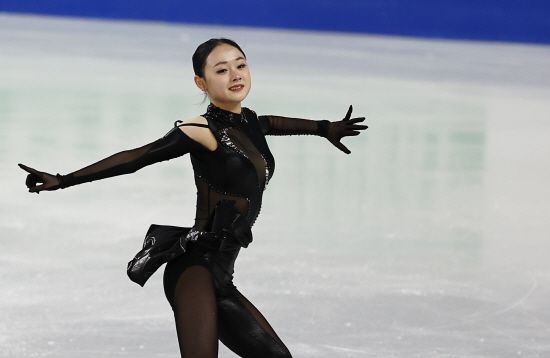피겨 국가대표 김채연이 21일 서울 양천구 목동 아이스링크에서 열린 2025 ISU 피겨 4대륙선수권대회 여자 싱글 쇼트프로그램에서 연기하고 있다. 연합뉴스