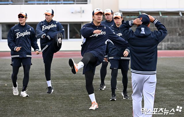 한화 이글스 선수들이 21일 일본 오키나와의 온나손 구장에서 삼성 라이온즈와의 연습경기가 비로 취소된 뒤 훈련을 진행했다. 사진 김한준 기자