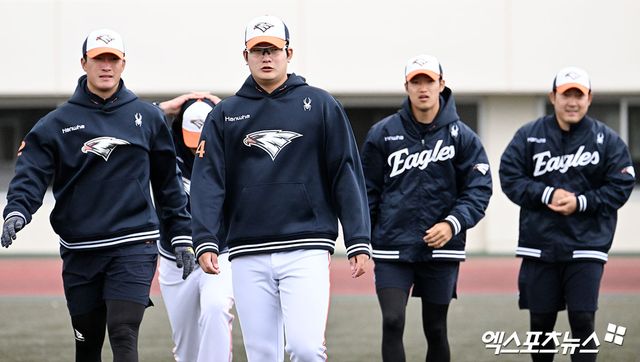 한화 이글스 선수들이 21일 일본 오키나와의 온나손 구장에서 삼성 라이온즈와의 연습경기가 비로 취소된 뒤 훈련을 진행했다. 사진 김한준 기자