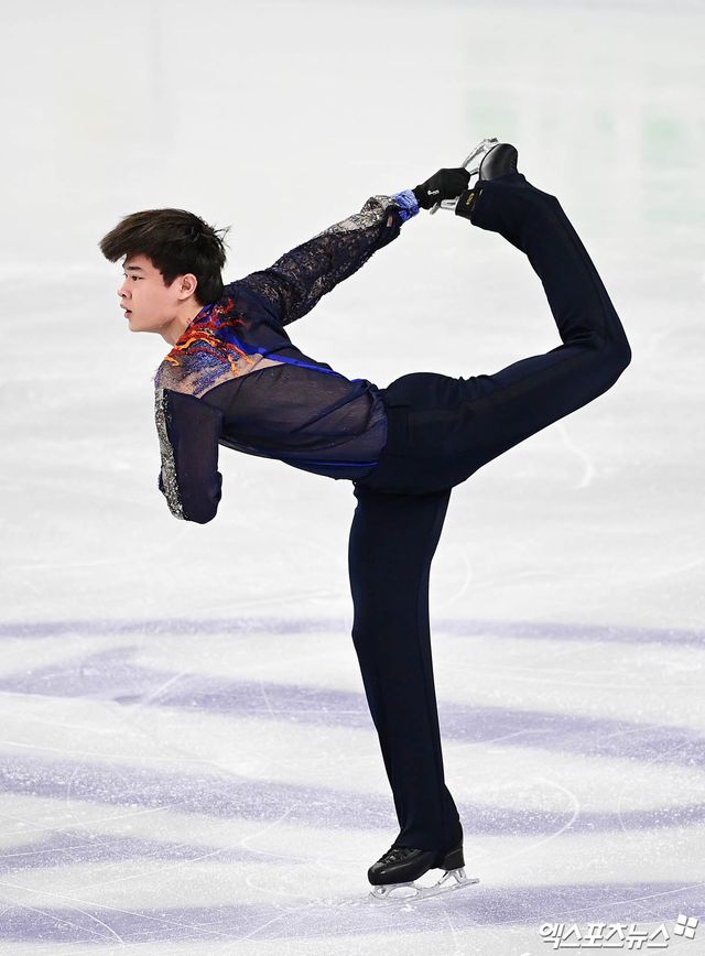 피겨스케이팅 김현겸이 20일 서울 목동아이스링크에서 열린 ISU 사대륙선수권대회 남자 싱글 쇼트프로그램에서 연기하고 있다. 목동, 박지영 기자​
