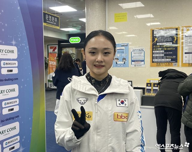 피겨스케이팅 김채연이 21일 서울 목동아이스링크에서 열린 ISU 사대륙선수권대회 여자 싱글 쇼트프로그램에서 1위로 연기를 마친 뒤 기념촬영하고 있다. 목동, 최원영 기자