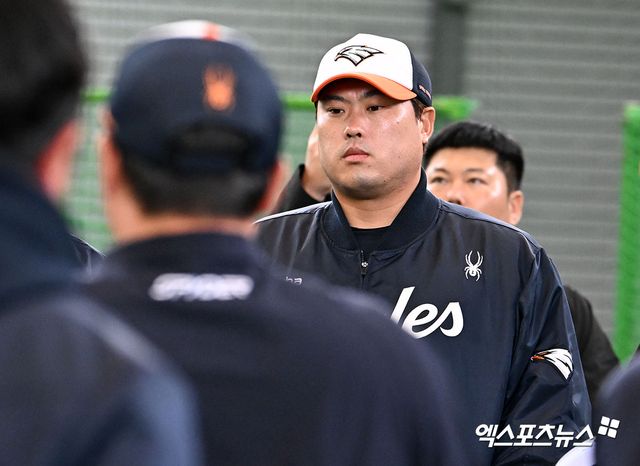 한화 이글스 투수 류현진이 21일 일본 오키나와의 온나손 구장에서 열릴 예정이었던 삼성 라이온즈와의 연습경기가 취소된 뒤 실내 연습장에서 가볍게 훈련을 진행했다. 사진 김한준 기자