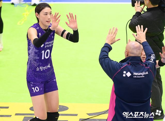 20일 오후 경기도 수원실내체육관에서 열린 ‘도드람 2024-2025 V-리그’ 현대건설과 흥국생명의 경기, 현대건설이 세트 스코어 3:0(25:12 25:21 25:16)으로 승리를 거뒀다. 이날 경기를 마친 흥국생명 김연경, 아본단자 감독이 하이파이브를 하고 있다. 엑스포츠뉴스 DB