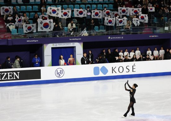 피겨 국가대표 김채연이 21일 서울 양천구 목동 아이스링크에서 열린 2025 ISU 피겨 4대륙선수권대회 여자 싱글 쇼트프로그램을 마친 뒤 관중 환호에 답례하고 있다. 연합뉴스
