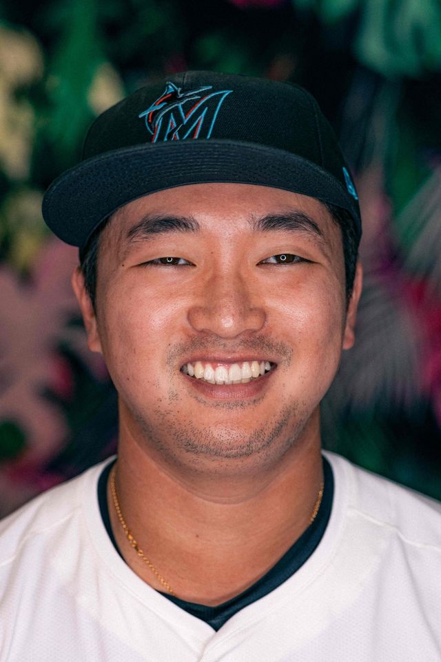 미국프로야구 메이저리그 마이애미 말린스에서 2025시즌을 준비 중이었던 우완투수 고우석이 오른손 검지 골절 부상을 당했다. 마이애미 구단은 고우석이 웨이트 트레이닝을 하다가 손가락에 불편함을 느꼈고, 라이브 피칭을 할 때 그립을 바꾸면서 상태가 나빠졌다고 설명했다. 고우석은 2주 후 재검진을 받을 예정으로, 구단은 고우석의 복귀에 한 달 또는 그 이상의 시간이 걸릴 것으로 예상하고 있다. AFP 연합뉴스