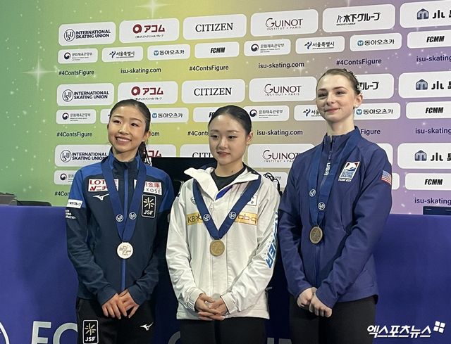 왼쪽부터 일본의 지바 모네, 한국의 김채연, 미국의 사라 에버하트.