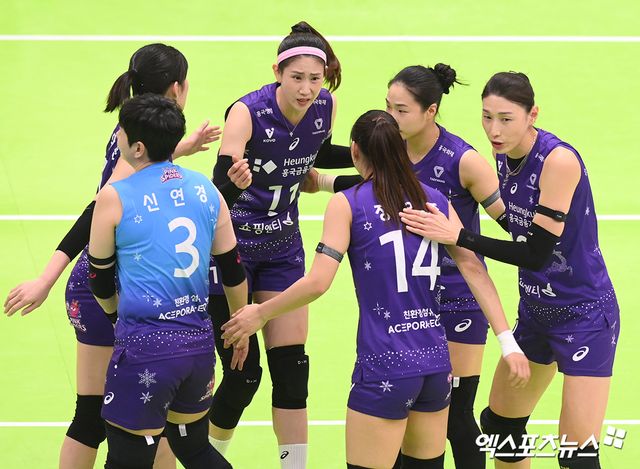 20일 오후 경기도 수원실내체육관에서 열린 ‘도드람 2024-2025 V-리그’ 현대건설과 흥국생명의 경기, 흥국생명 선수들이 격려하고 있다. 엑스포츠뉴스 DB