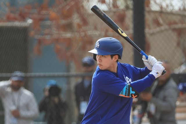 다저스 내야수 김혜성은 시범경기 첫 경기부터 데뷔전을 치렀다. 두 타석 모두 풀카운트 승부를 펼치며 끈질기게 상대 투수를 물고 늘어졌다. 연합뉴스