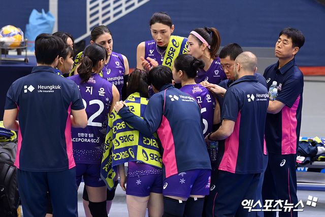 20일 오후 경기도 수원실내체육관에서 열린 ‘도드람 2024-2025 V-리그’ 현대건설과 흥국생명의 경기, 현대건설이 세트 스코어 3:0(25:12 25:21 25:16)으로 승리를 거뒀다. 2세트를 준비하는 흥국생명 김연경이 선수들을 격려하고 있다. 엑스포츠뉴스 DB