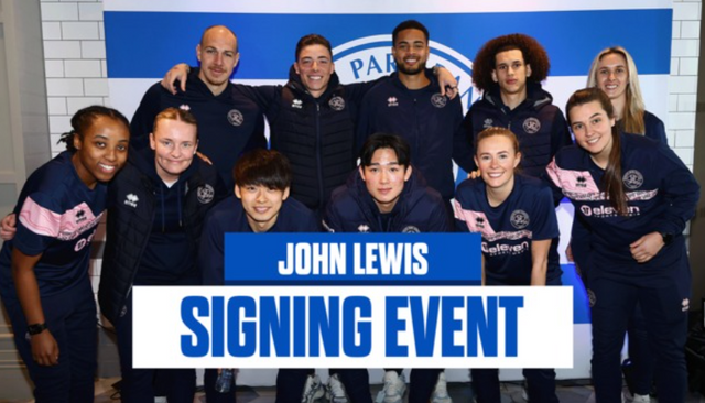 토트넘 홋스퍼에서 퀸즈 파크 레인저스(QPR)로 임대된 양민혁이 영국 무대에 빠르게 적응하고 있다. 토트넘에 복귀하면 구단 미래를 책임질 선수가 될 수 있다는 전망이 나오는가 하면, QPR에서는 선수단 대표로 사인회에 참석하며 바쁜 일정을 이어가고 있다. 21일 QPR은 구단 공식 홈페이지를 통해 '팬들이 사인회에서 QPR 선수들을 만났다. 500여명의 팬들이 사인회에 참석했고, 1군 선수 해리슨 애시비, 마이클 프레이, 사이토 고키, 양민혁, 라얀 콜리, 조나단 바란도 모습을 드러냈다'고 양민혁이 사인회에 참석했다고 알렸다. QPR