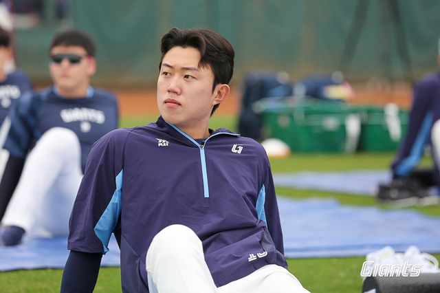 롯데 내야수 전민재는 2018시즌 데뷔 후 처음으로 유니폼을 갈아입었다. 트레이드 후 기대치가 높아진 드래프트 동기 추재현에게 자극받아 팀에 보탬이 되리라 다짐했다. 롯데 자이언츠