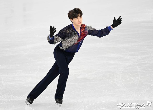 피겨스케이팅 김현겸이 20일 서울 목동아이스링크에서 열린 ISU 사대륙선수권대회 남자 싱글 쇼트프로그램에서 연기하고 있다. 목동, 박지영 기자​
