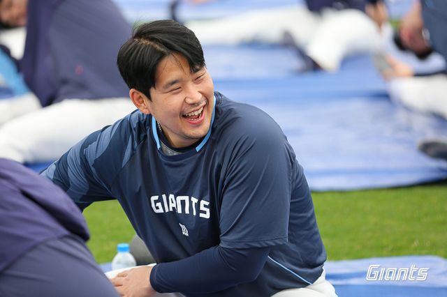 롯데 포수 유강남은 지난해 수술 이후 남다른 각오로 2025시즌을 준비하고 있다. 다치지 않은 것을 우선으로 팀에 보탬이 되고자 다짐했다. 롯데 자이언츠