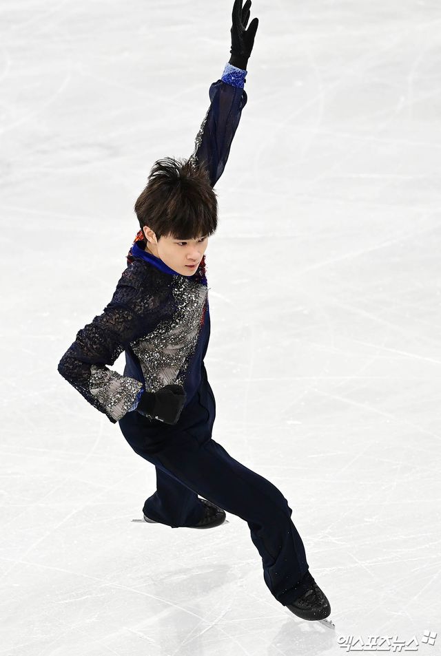 피겨스케이팅 김현겸이 20일 서울 목동아이스링크에서 열린 ISU 사대륙선수권대회 남자 싱글 쇼트프로그램에서 연기하고 있다. 목동, 박지영 기자​
