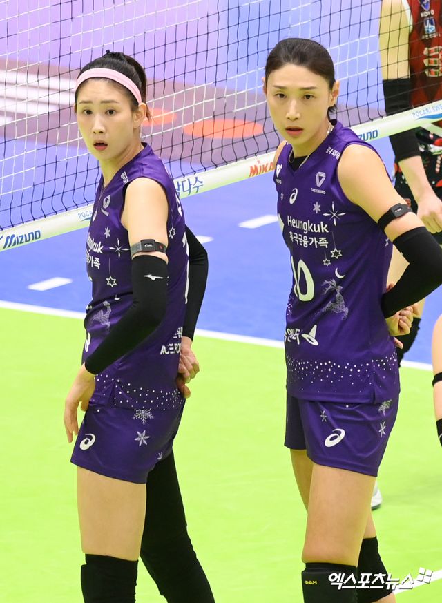 20일 오후 경기도 수원실내체육관에서 열린 ‘도드람 2024-2025 V-리그’ 현대건설과 흥국생명의 경기, 흥국생명 김수지, 김연경이 벤치를 바라보고 있다. 엑스포츠뉴스 DB