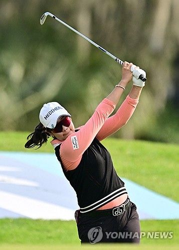 김아림이 LPGA 투어 2025시즌 개막전 힐튼 그랜드 배케이션스 토너먼트 오브 챔피언스에서 샷하고 있다. AFP/연합뉴스
