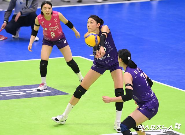 20일 오후 경기도 수원실내체육관에서 열린 ‘도드람 2024-2025 V-리그’ 현대건설과 흥국생명의 경기, 현대건설이 세트 스코어 3:0(25:12 25:21 25:16)으로 승리를 거뒀다. 흥국생명 김연경이 디그를 시도하고 있다. 엑스포츠뉴스 DB
