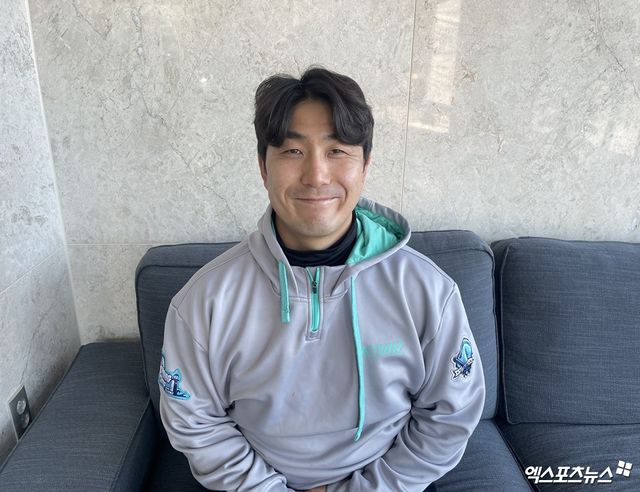 KT 위즈 우완투수 조이현이 퓨처스팀 스프링캠프지인 부산 기장에서 인터뷰를 마친 뒤 기념촬영하고 있다. 최원영 기자