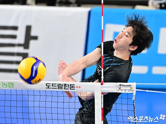 18일 오후 충남 천안유관순체육관에서 열린 ‘도드람 2024-2025 V-리그’ 현대캐피탈과 대한항공의 경기, 현대캐피탈 허수봉이 공격을 시도하고 있다. 엑스포츠뉴스 DB