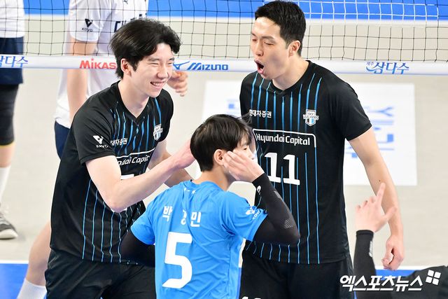 18일 오후 충남 천안유관순체육관에서 열린 ‘도드람 2024-2025 V-리그’ 현대캐피탈과 대한항공의 경기, 현대캐피탈 허수봉이 득점 후 기뻐하고 있다. 엑스포츠뉴스 DB