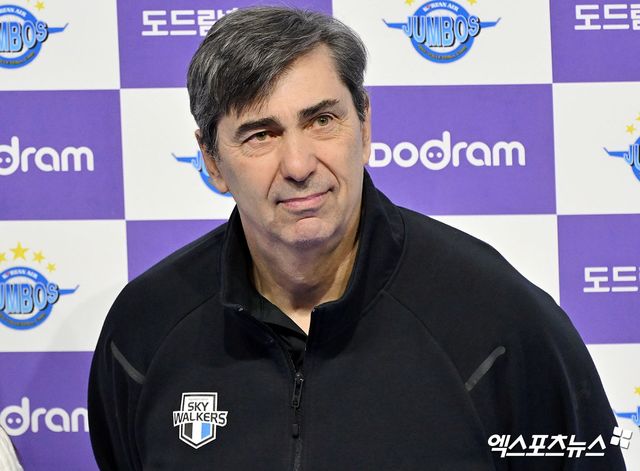 3일 오후 인천 계양체육관에서 열린 ‘도드람 2024-2025 V-리그’ 대한항공과 현대캐피탈의 경기, 현대캐피탈 블랑 감독이 방송인터뷰에 임하고 있다. 엑스포츠뉴스 DB