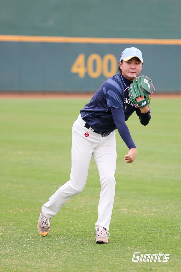 롯데 투수 정철원은 신인의 마음으로 시즌을 준비하고 있다. 2022시즌 신인왕을 차지했던 강력한 구위를 올해 다시 한 번 선보일 수 있을지 많은 관심이 쏠리고 있다. 롯데 자이언츠