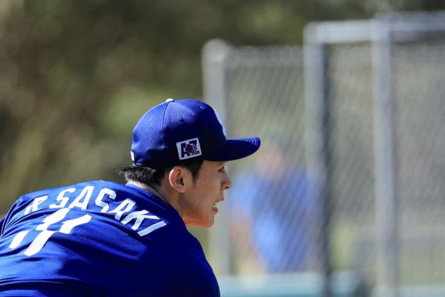 다저스 투수 사사키는 22일(한국시간) 깜짝 결혼을 발표했다. 그는 비시즌 다저스에 입단한 뒤 메이저리그 데뷔를 앞두고 있다. 연합뉴스