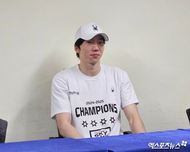 22일 오후 서울 장충체육관에서 열린 도드람 2024-2025 V-리그 남자부 5라운드 우리카드와 현대캐피탈의 경기, 현대캐피탈이 세트스코어 3:1(25-27 25-23 25-18 25-21)로 승리하면서 정규리그 1위를 확정했다. 경기 종료 후 현대캐피탈 허수봉이 취재진과 인터뷰에 임하고 있다. 장충, 유준상 기자