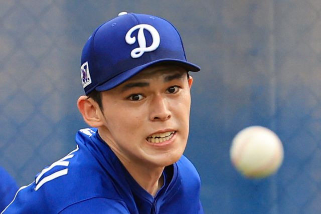 다저스 투수 사사키는 22일(한국시간) 깜짝 결혼을 발표했다. 그는 비시즌 다저스에 입단한 뒤 메이저리그 데뷔를 앞두고 있다. 연합뉴스