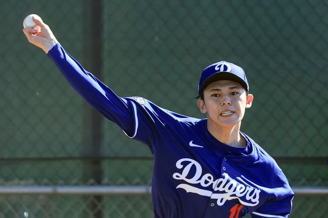 다저스 투수 사사키는 22일(한국시간) 깜짝 결혼을 발표했다. 그는 비시즌 다저스에 입단한 뒤 메이저리그 데뷔를 앞두고 있다. 연합뉴스