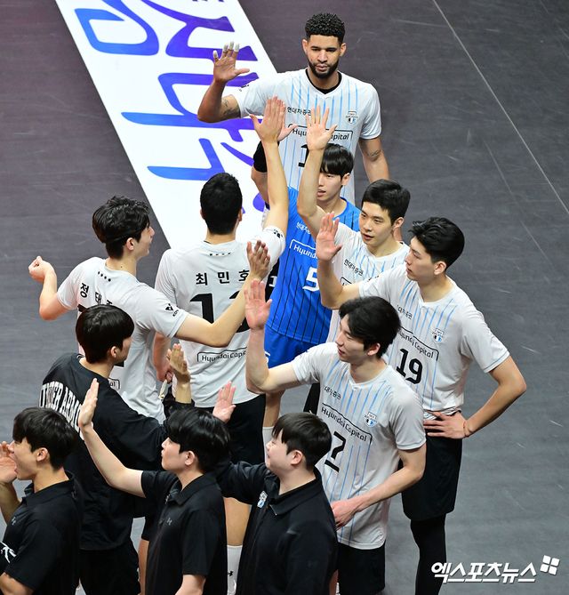 13일 오후 경기도 안산 상록수체육관에서 열린 ‘도드람 2024-2025 V-리그’ OK저축은행과 현대캐피탈의 경기, 현대캐피탈이 OK저축은행에 세트스코어 3:0(25-20, 25-23, 25-21)으로 승리했다. 이날 경기에서 승리한 현대캐피탈 선수들이 기뻐하고 있다. 엑스포츠뉴스 DB