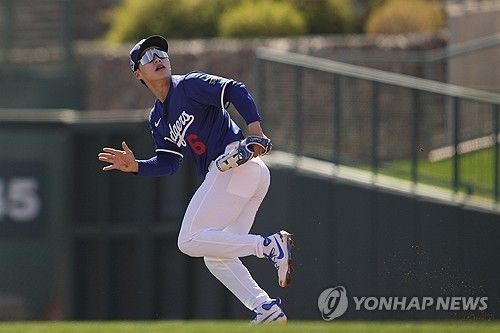 LA 다저스 내야수 김혜성이 지난 21일 미국 메이저리그 시범경기 개막전 시카고 컵스전에서 수비하고 있다. AP/연합뉴스
