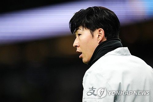 영국 매체 팀토크는 22일 '손흥민은 2015년 여름에 토트넘에 합류한 이후 프리미어리그에서 126골을 기록하며 역대 최다 득점자 20위 안에 들었다'라며 '맨유는 검증된 골잡이를 찾고 있으며, 2024-25시즌이 끝나면 자유계약선수(FA)로 손흥민을 영입할 생각이었던 것으로 알려졌다'라고 보도했다. 손흥민이 1년 계약 연장을 하면서 무산됐지만 맨유는 계속 손흥민을 노리고 있다는 게 팀토크의 보도다. 매체는 '토트넘은 이제 손흥민의 계약을 1년 연장했지만 맨유는 여전히 박지성의 발자취를 따를 수 있는 손흥민의 영입을 모색할 가능성이 있다'라고 주장했다. 연합뉴스